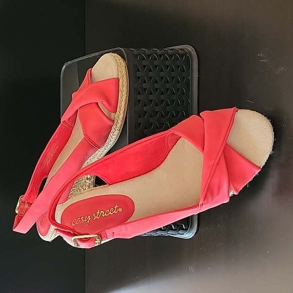 easy street Shoes - Easy street coral wedges
